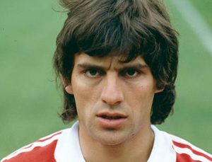 Lire la suite à propos de l’article NIKOLA JOVANOVIC : PREMIER JOUEUR ÉTRANGER RECRUTÉ PAR MANCHESTER UNITED