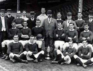 Lire la suite à propos de l’article ON THIS DAY : Manchester United soulève sa première FA Cup