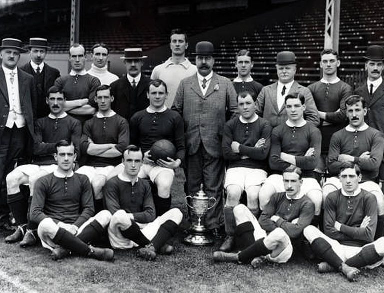 Lire la suite à propos de l’article ON THIS DAY : Manchester United soulève sa première FA Cup